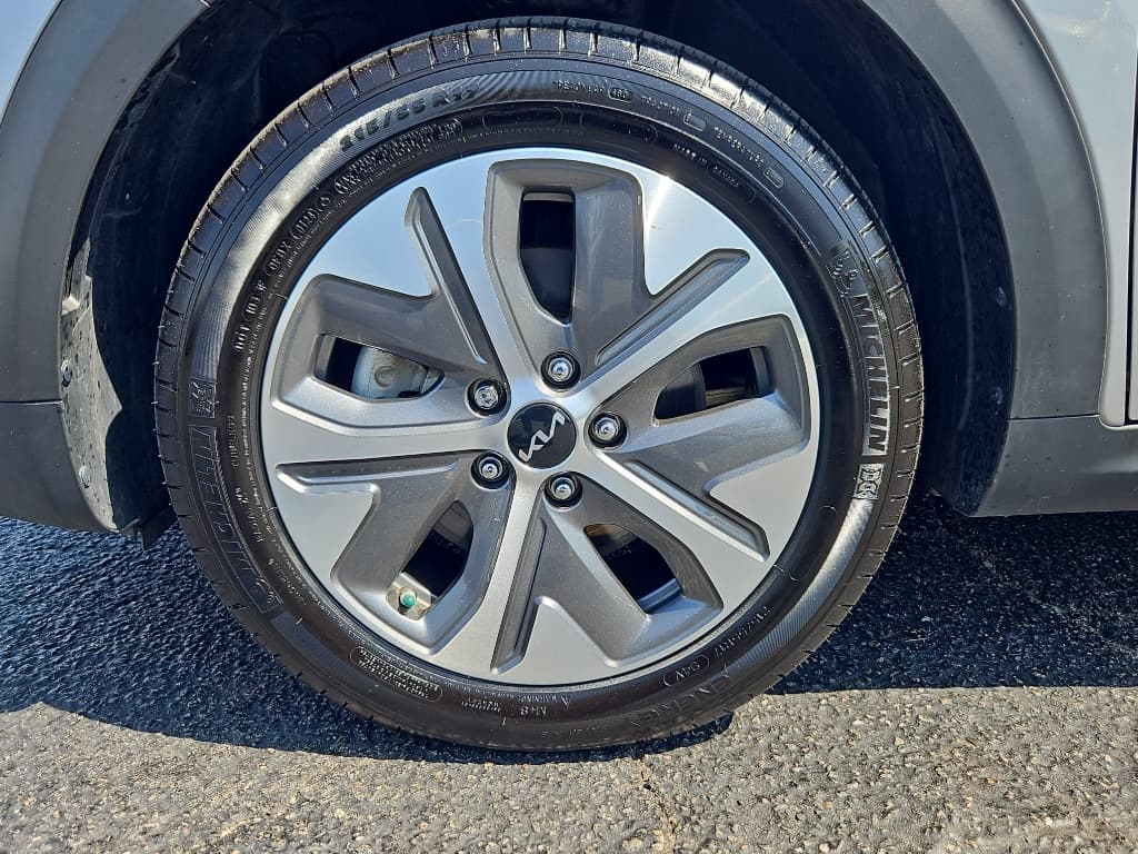 2022 Kia Niro EV view 24
