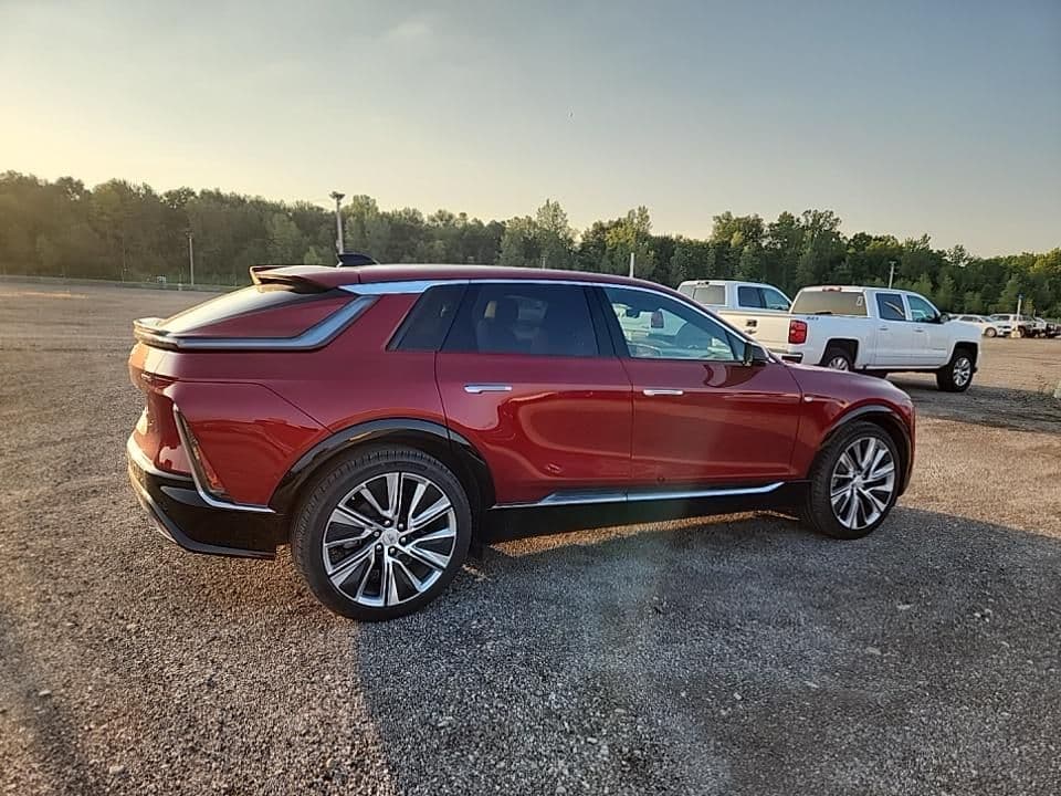 2024 Cadillac Lyriq view 3