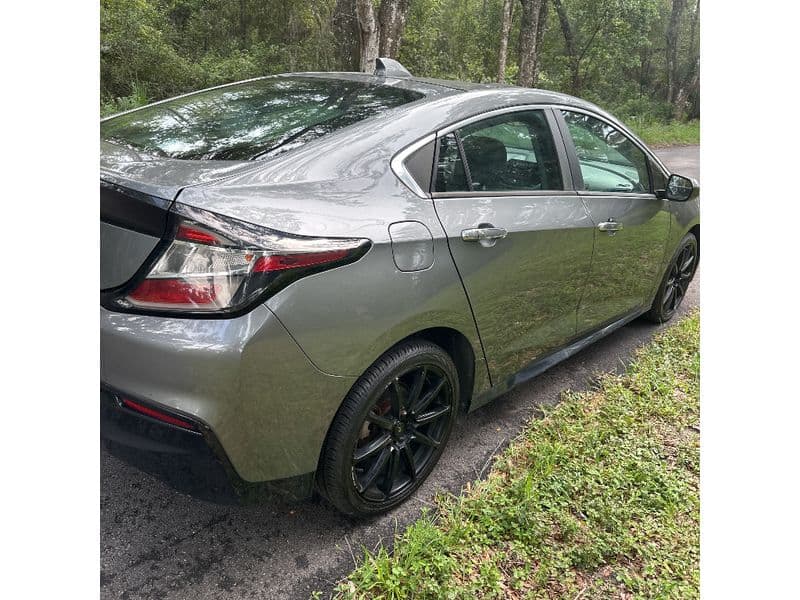 2017 Chevrolet Volt view 4