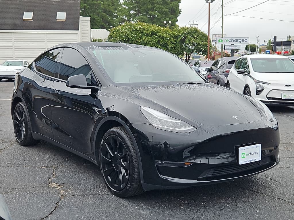 2023 Tesla Model Y view 4