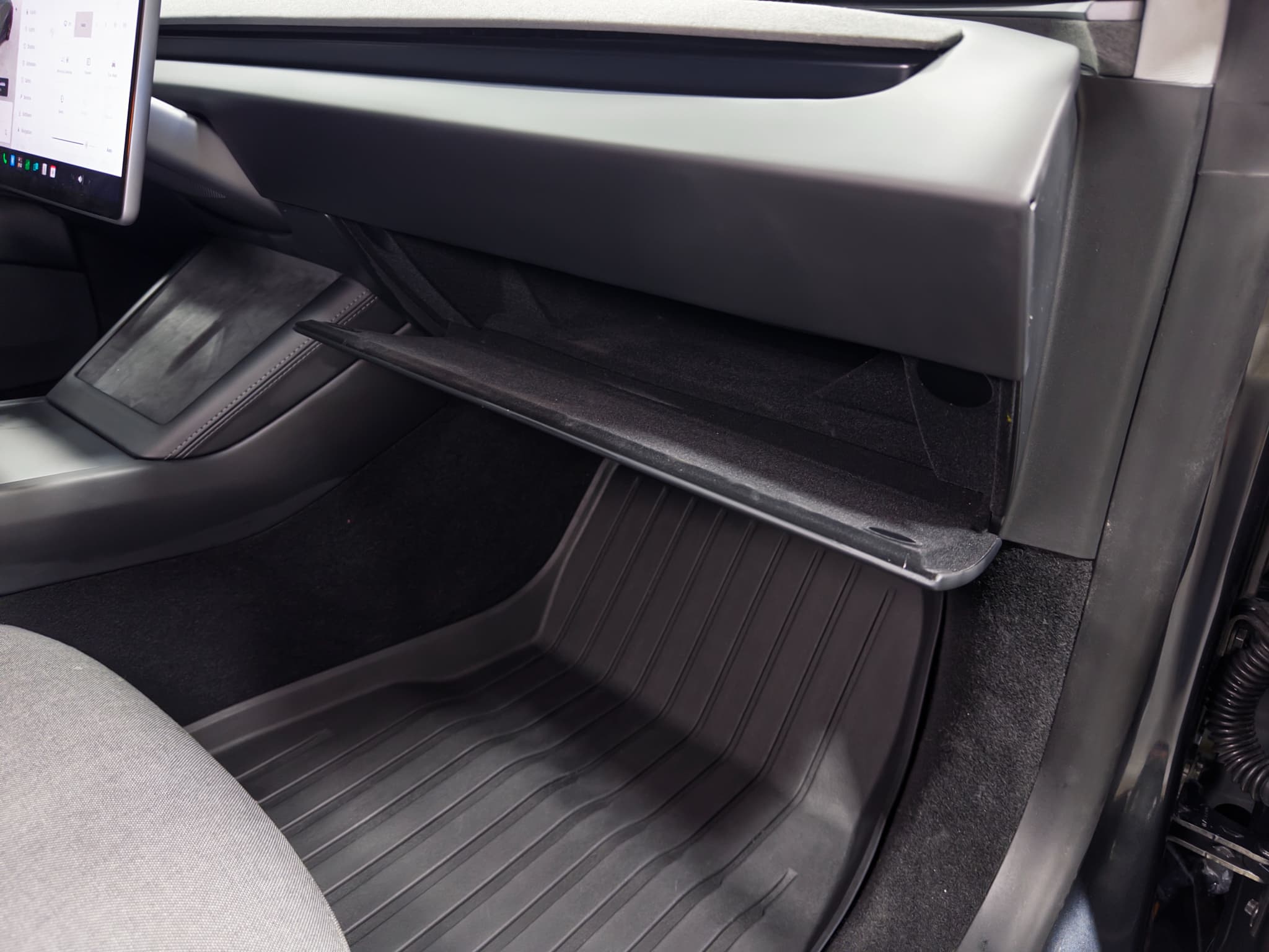 2025 Tesla Model 3 view 16