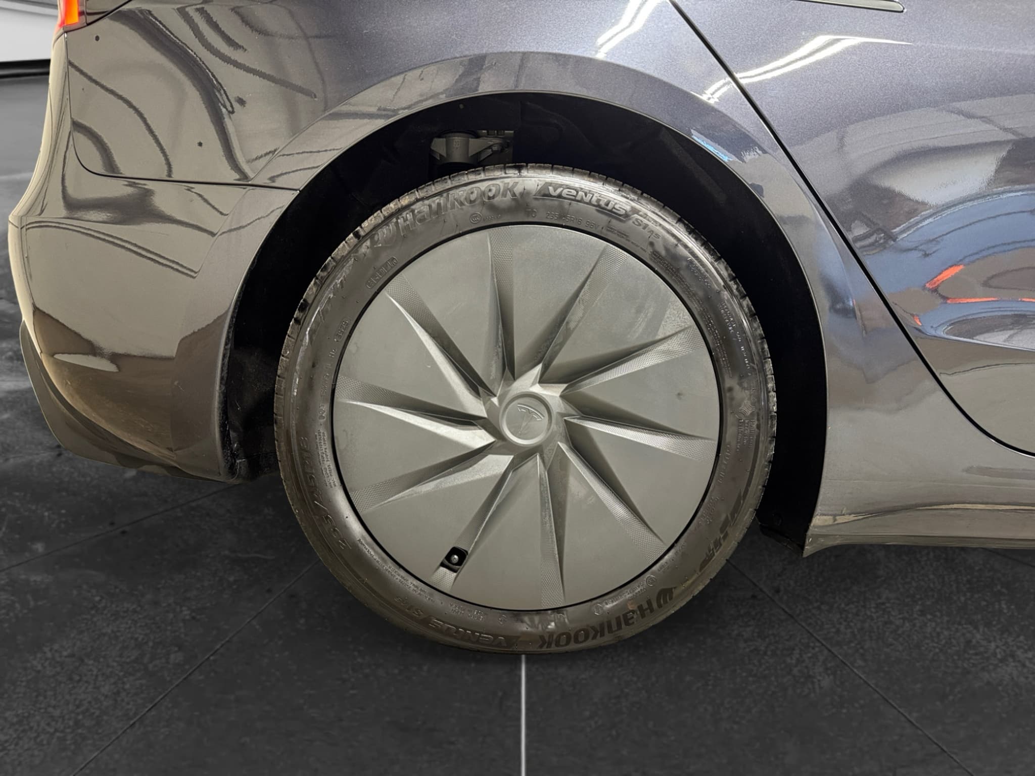 2025 Tesla Model 3 view 31