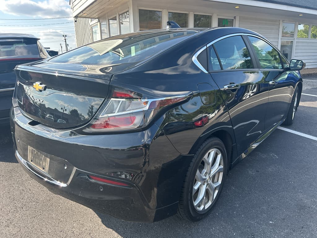 2016 Chevrolet Volt view 2