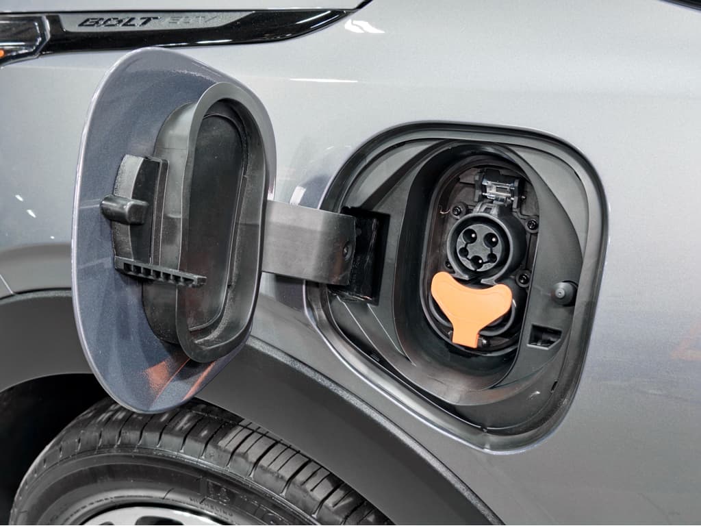 2023 Chevrolet Bolt EUV view 5