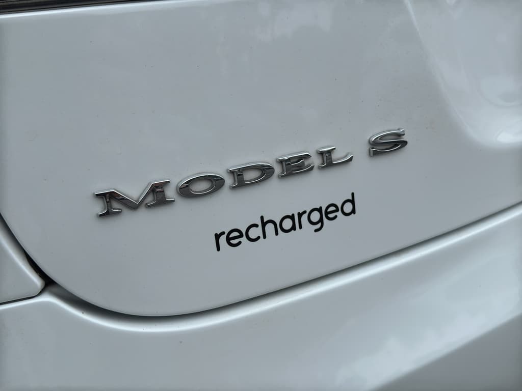 2016 Tesla Model S view 32