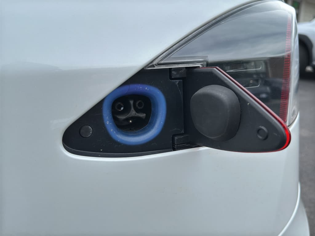 2016 Tesla Model S view 5