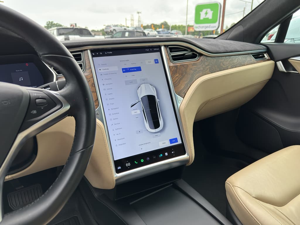 2016 Tesla Model S view 16
