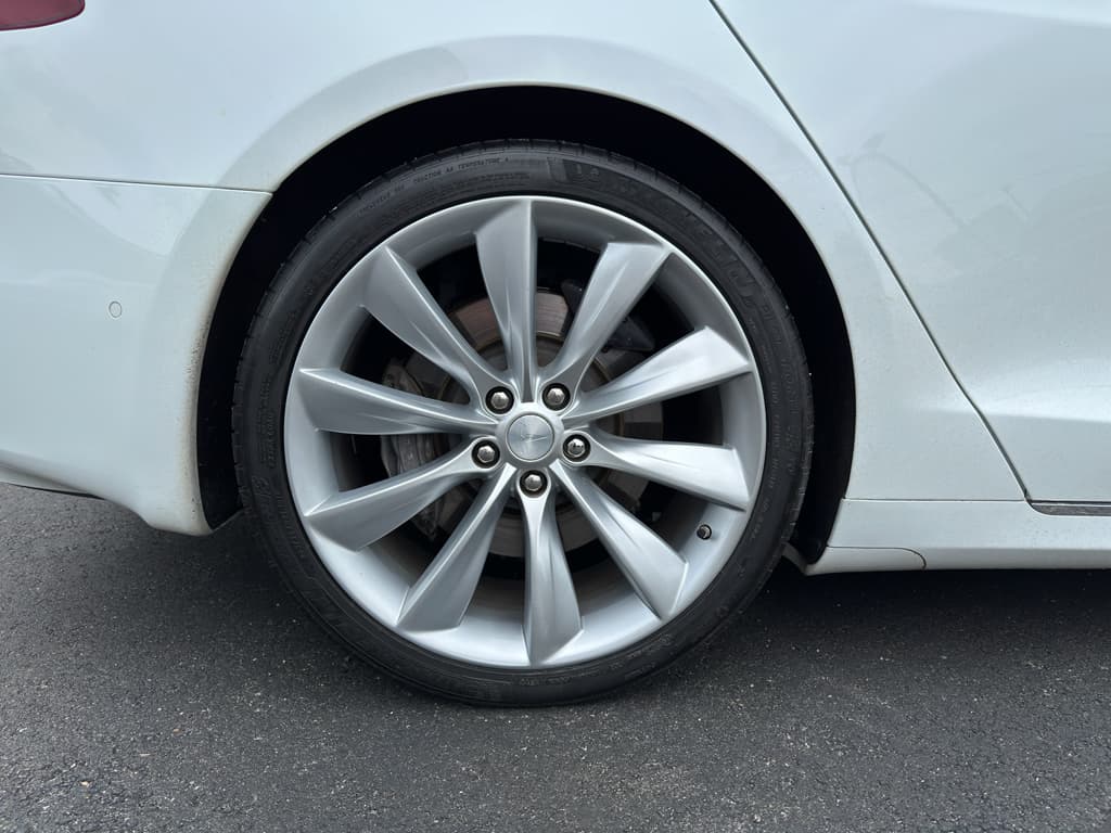 2016 Tesla Model S view 26