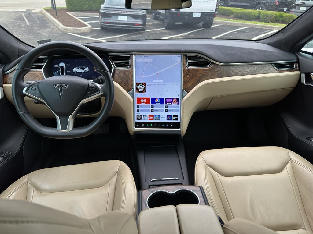 2016 Tesla Model S view 15