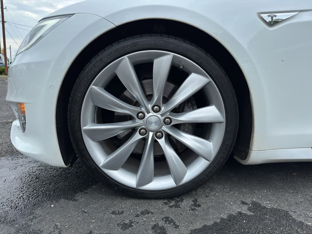 2016 Tesla Model S view 30