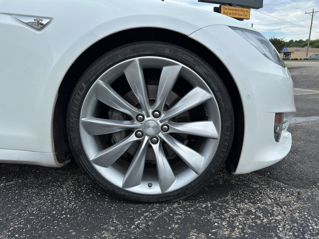 2016 Tesla Model S view 24
