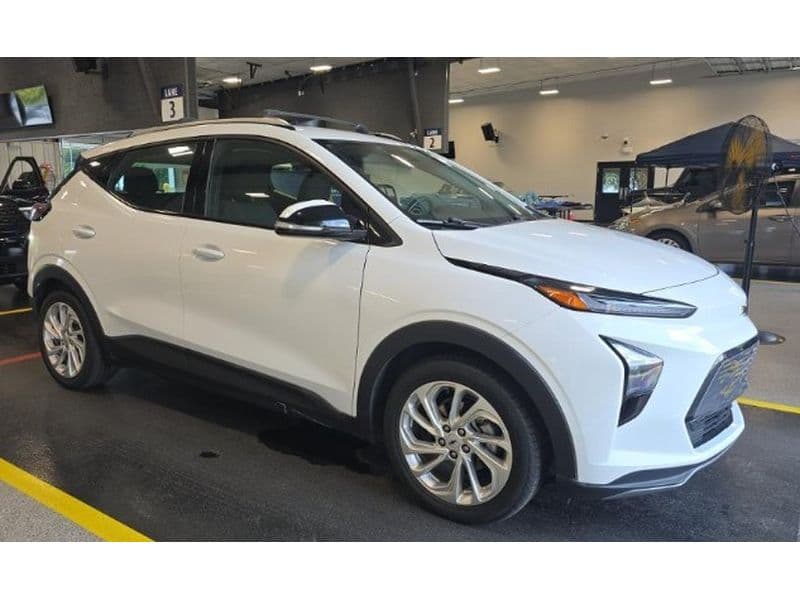2023 Chevrolet Bolt EUV view 2