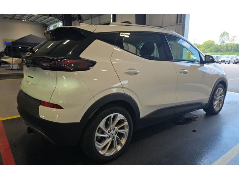 2023 Chevrolet Bolt EUV view 3
