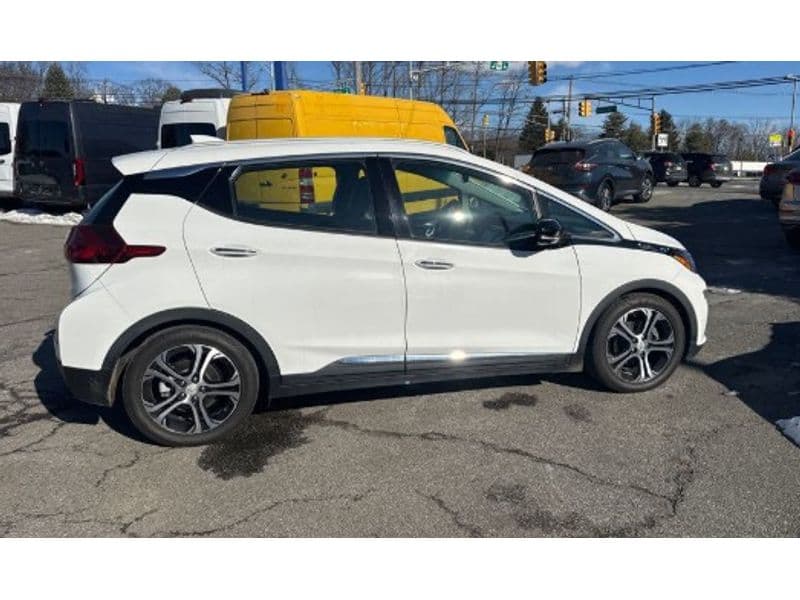 2017 Chevrolet Bolt EV view 3