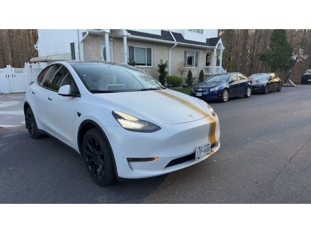 2023 Tesla Model Y view 3