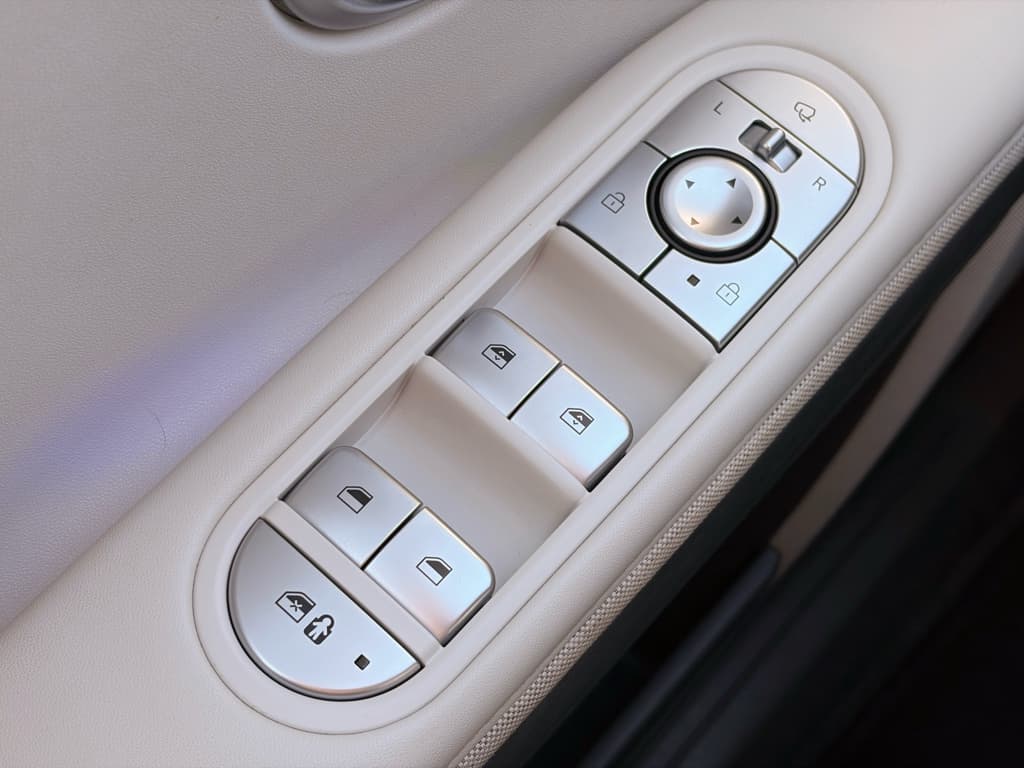 2023 Hyundai IONIQ 5 view 7