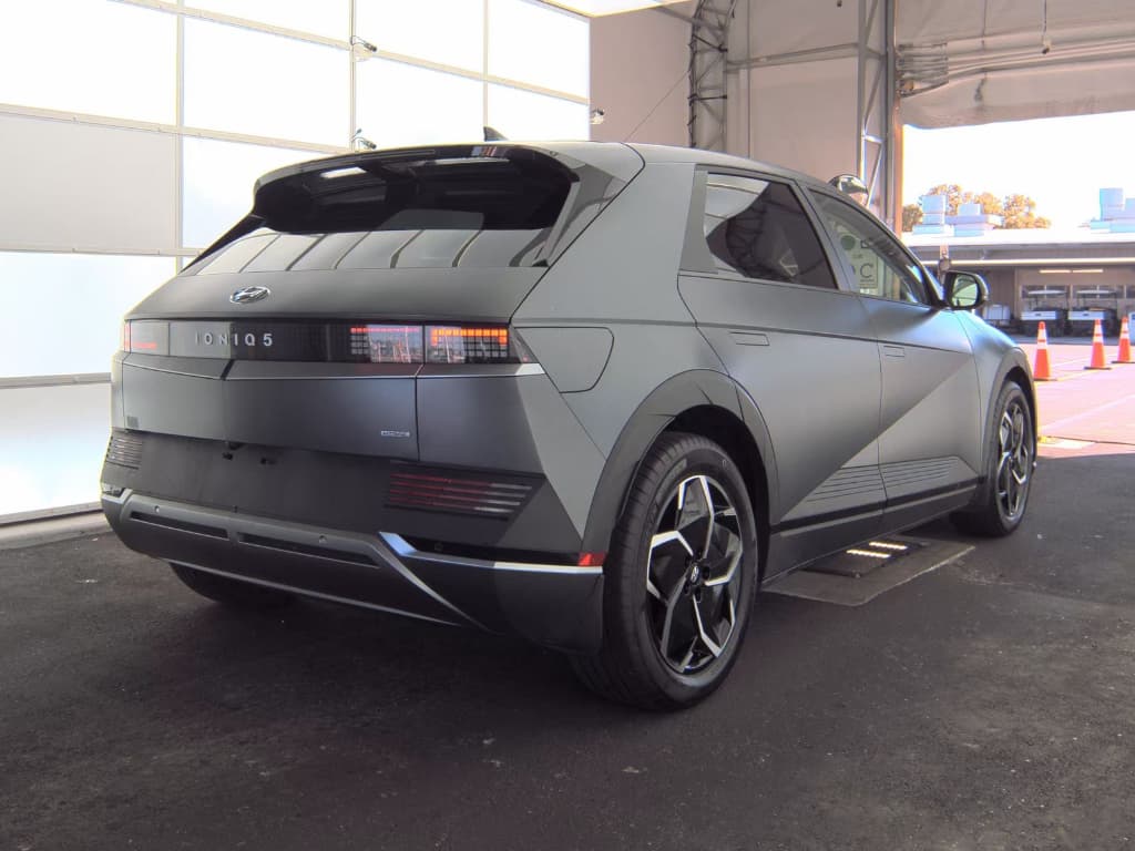 2023 Hyundai IONIQ 5 view 3