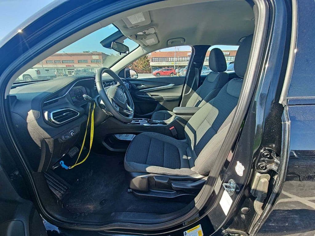 2023 Chevrolet Bolt EUV view 3