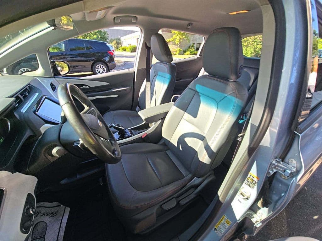 2017 Chevrolet Bolt EV view 3