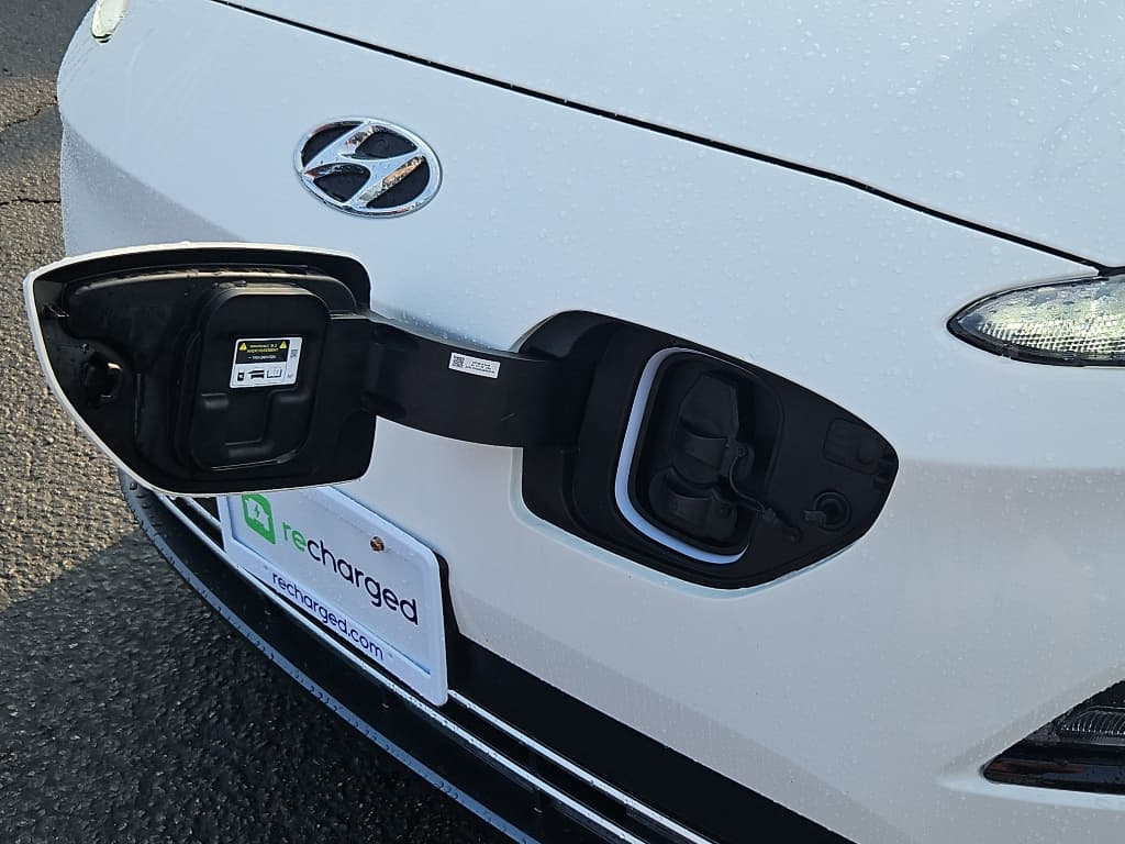 2022 Hyundai Kona EV view 5