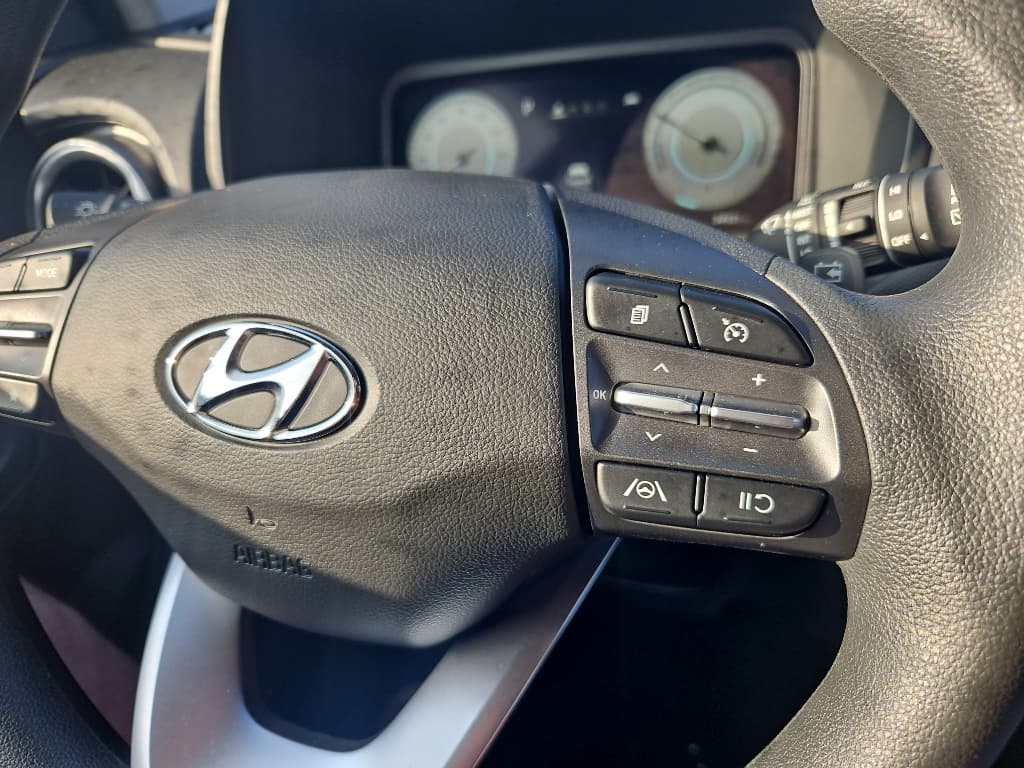 2022 Hyundai Kona EV view 10