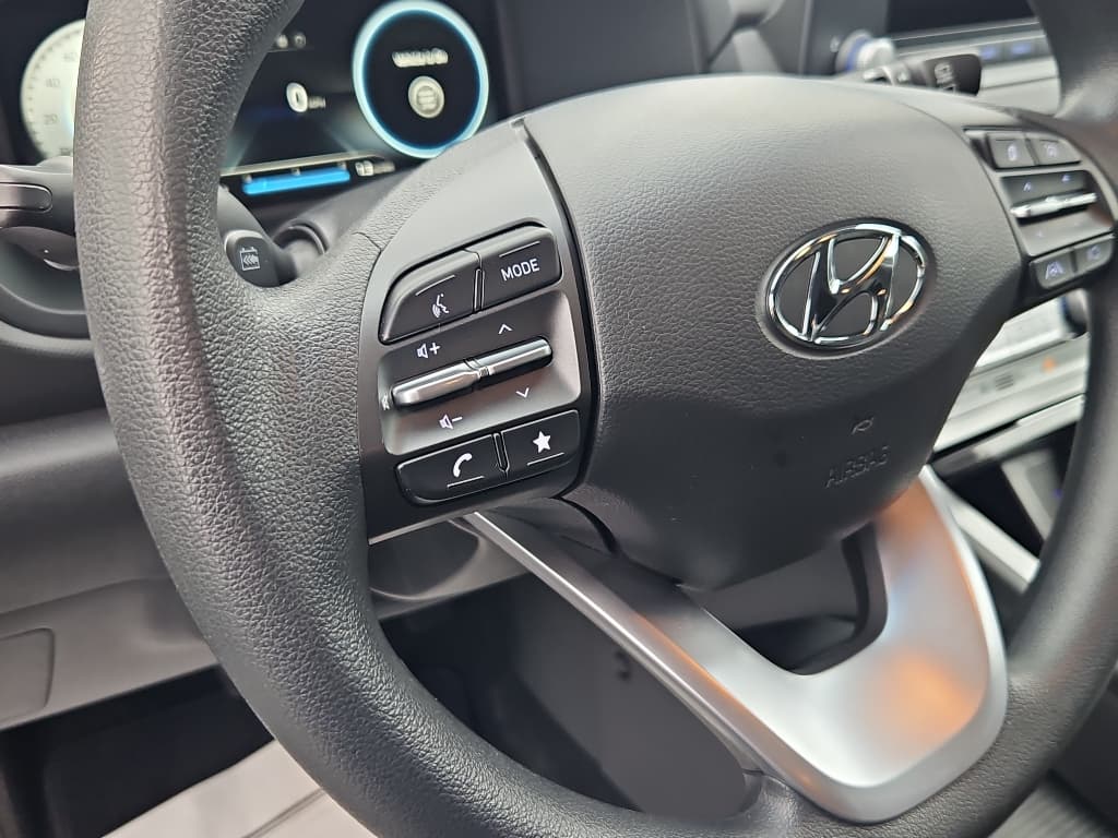 2022 Hyundai Kona EV view 9