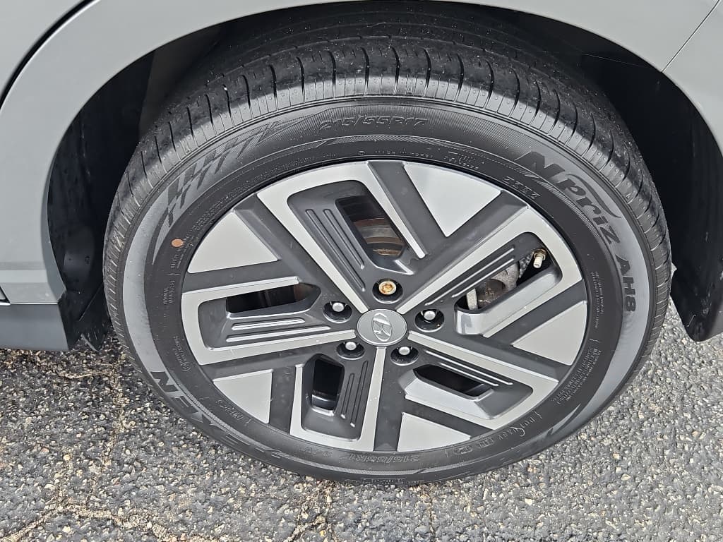 2022 Hyundai Kona EV view 28
