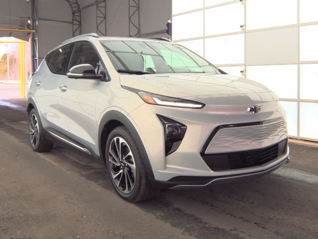2023 Chevrolet Bolt EUV view 2