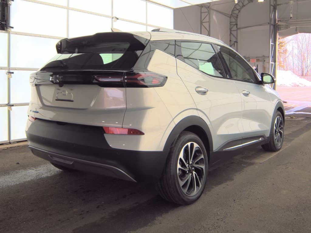 2023 Chevrolet Bolt EUV view 3