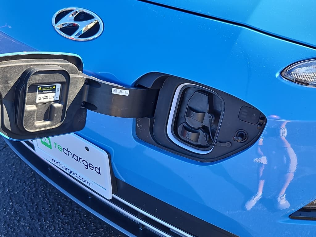 2022 Hyundai Kona EV view 5
