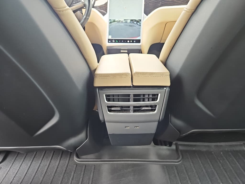 2016 Tesla Model S view 19