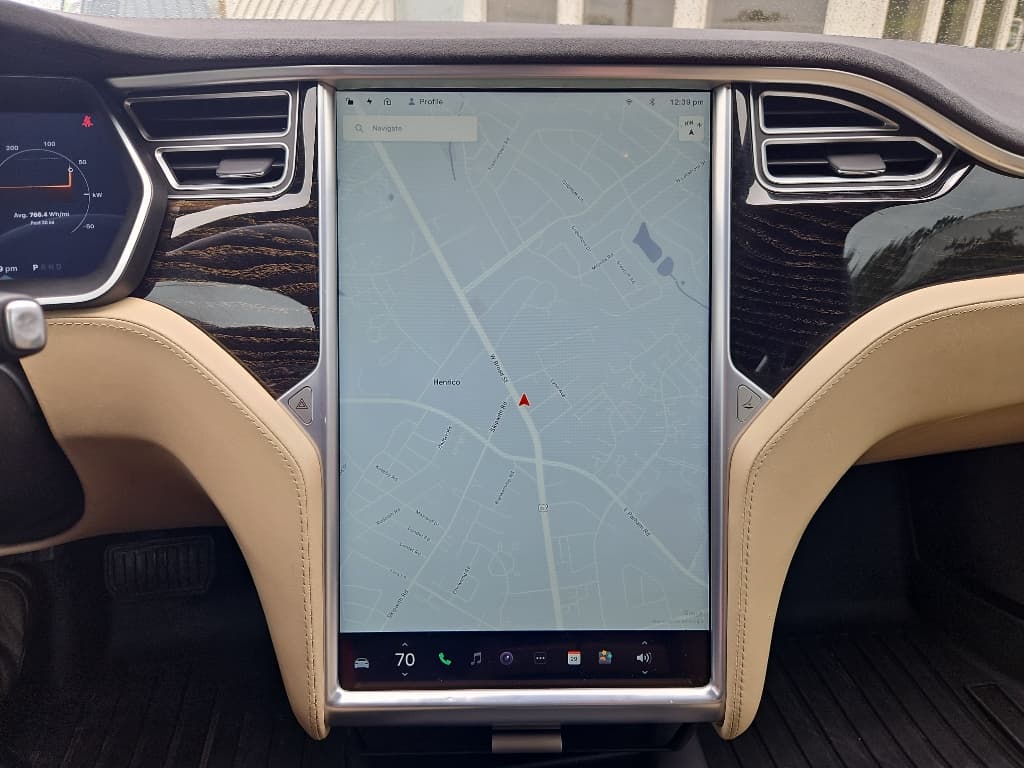 2016 Tesla Model S view 11