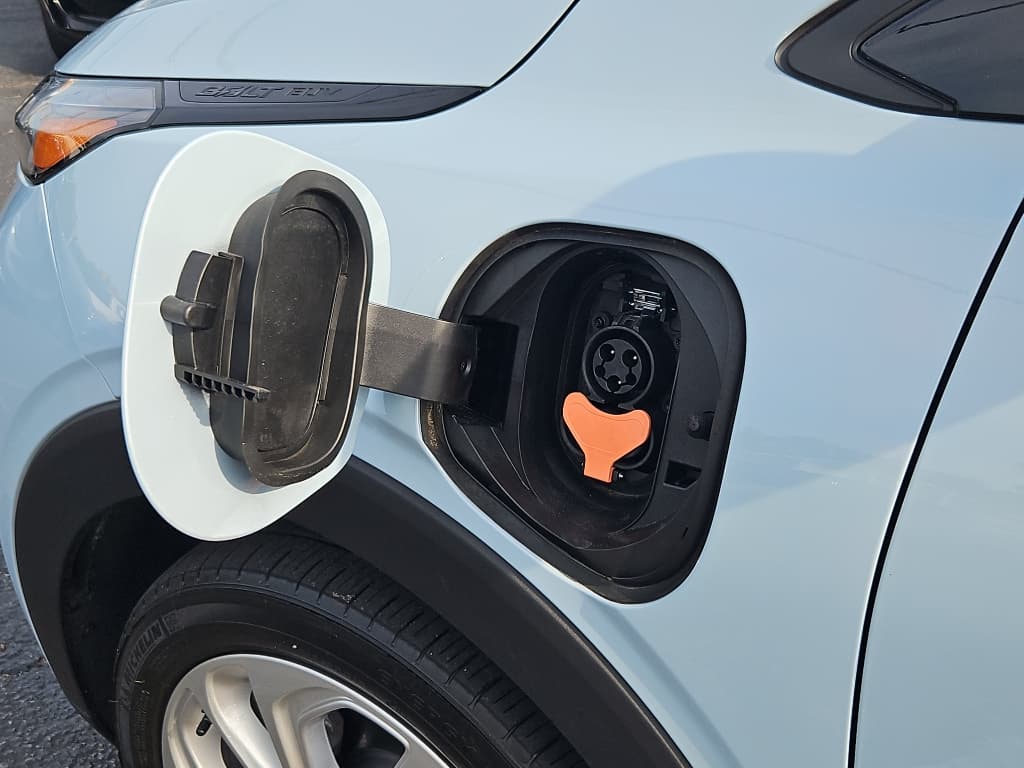 2023 Chevrolet Bolt EUV view 5