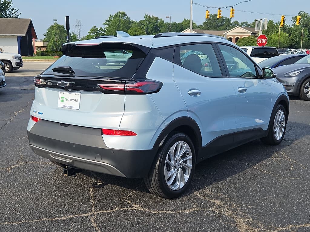 2023 Chevrolet Bolt EUV view 3