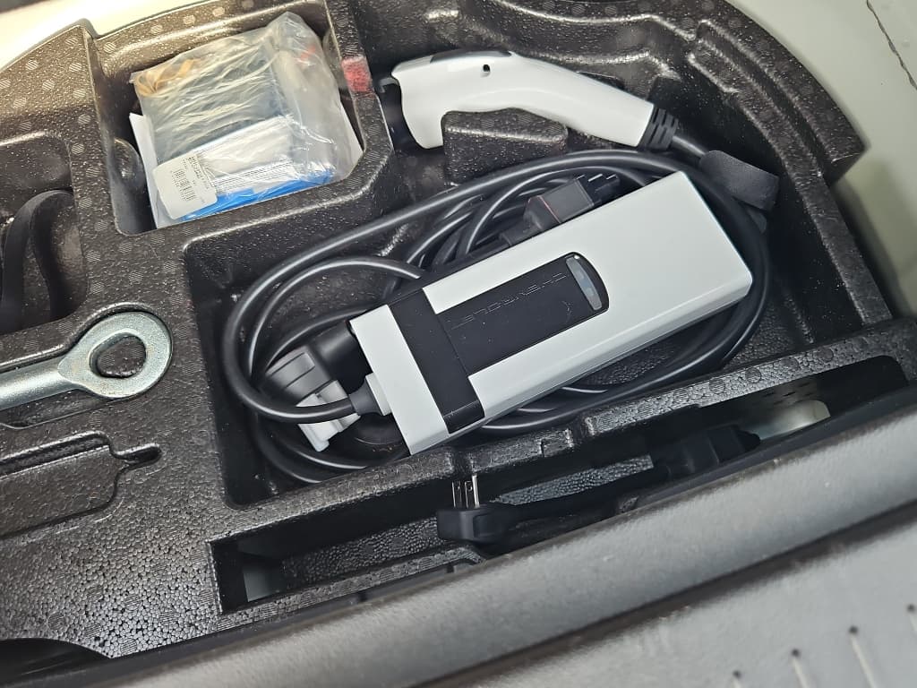 2023 Chevrolet Bolt EUV view 6
