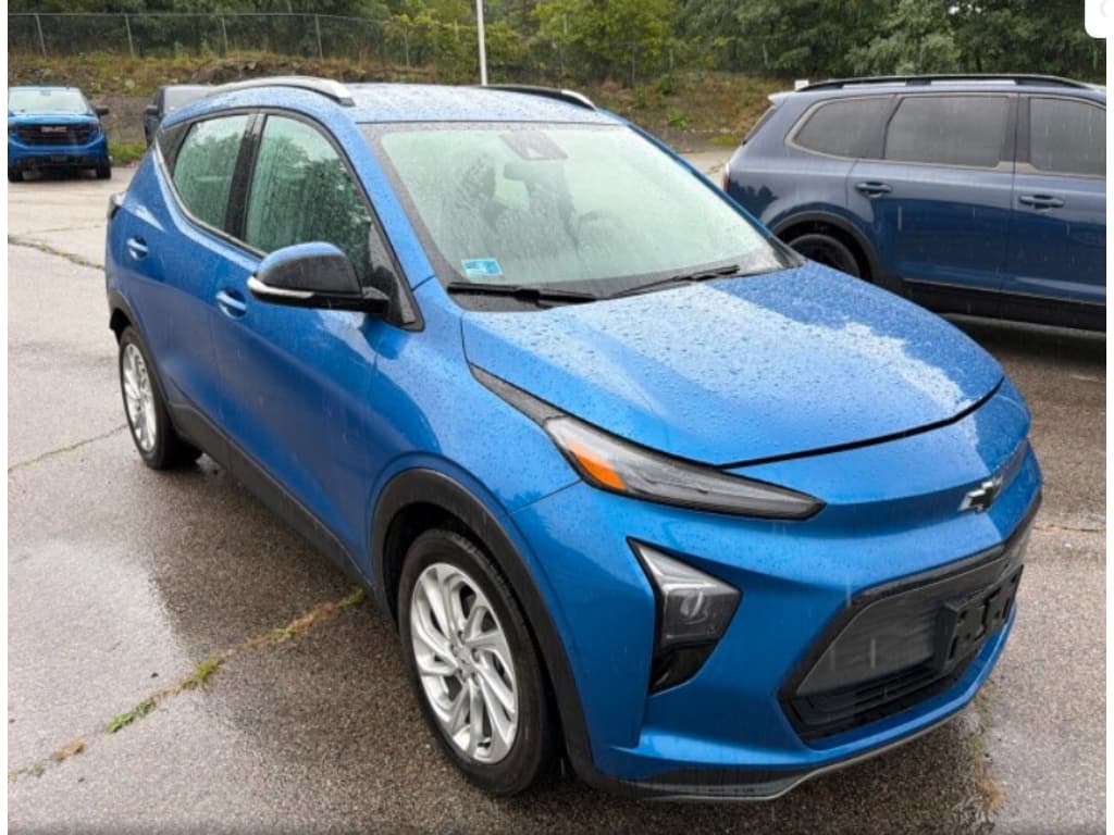 2023 Chevrolet Bolt EUV view 3