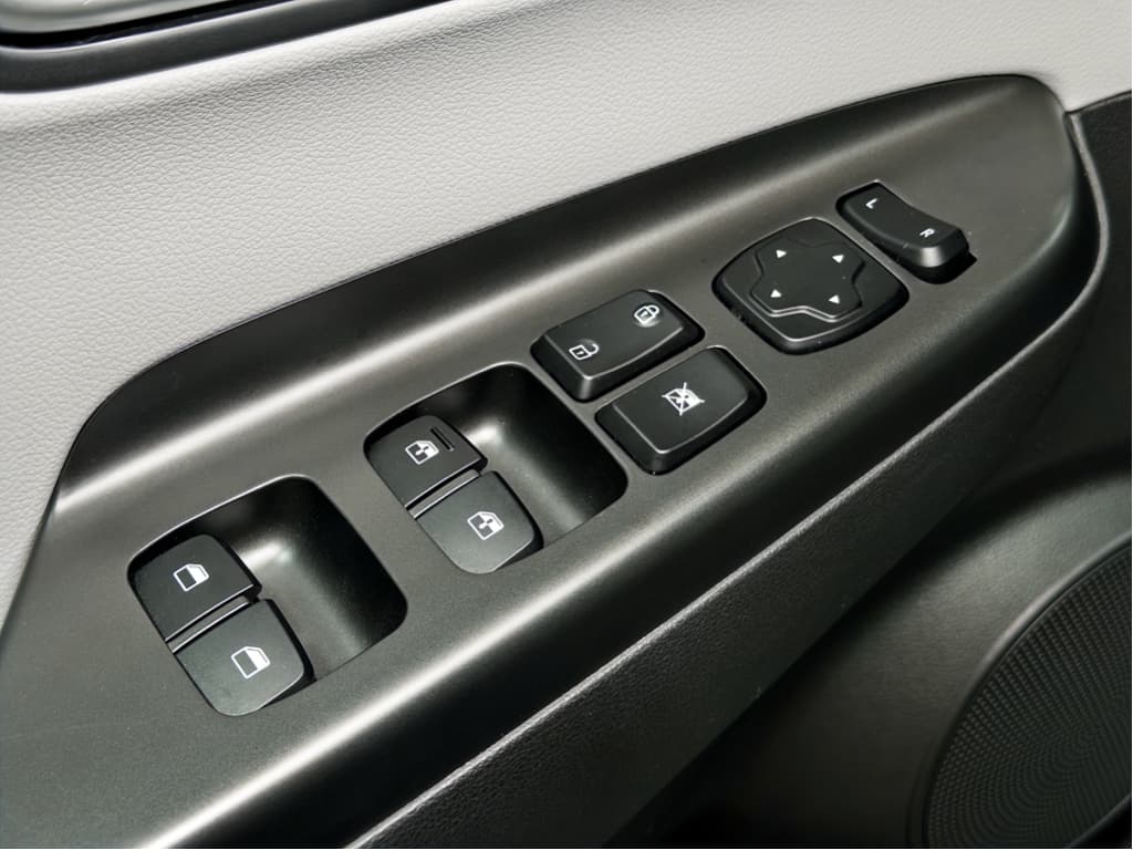 2023 Hyundai Kona EV view 7
