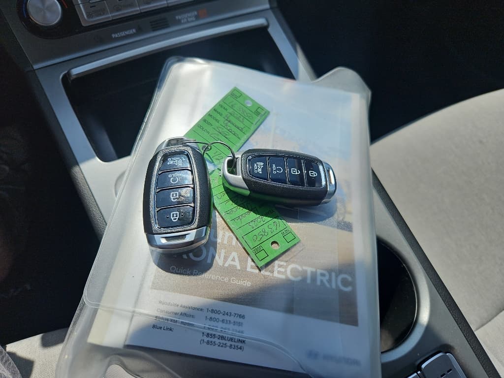 2023 Hyundai Kona EV view 17