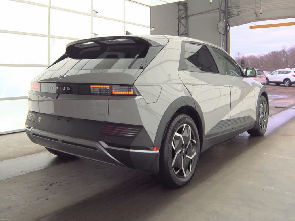 2023 Hyundai IONIQ 5 view 3
