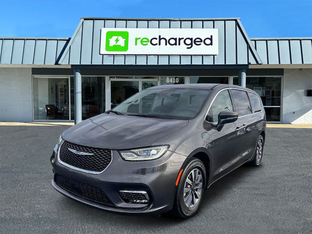 2022 Chrysler Pacifica view 3