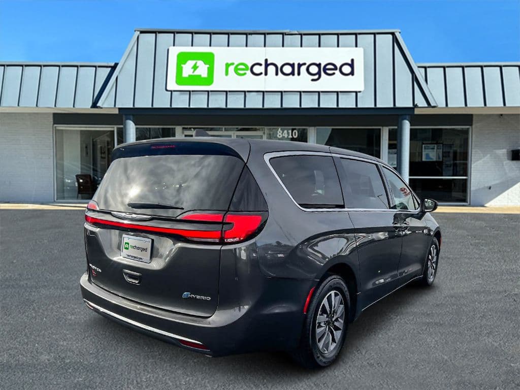 2022 Chrysler Pacifica view 4