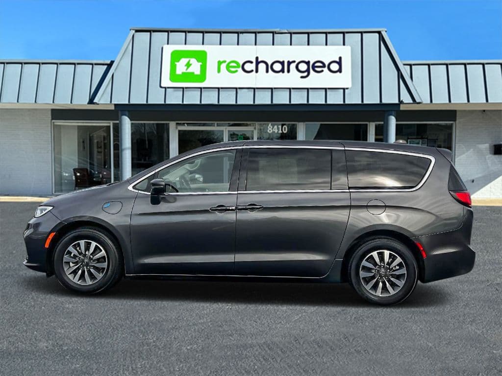 2022 Chrysler Pacifica view 7