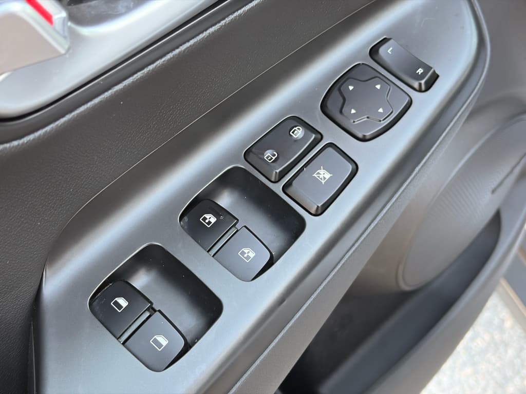 2023 Hyundai Kona EV view 8