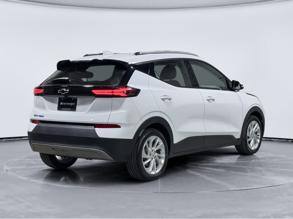 2023 Chevrolet Bolt EUV view 3