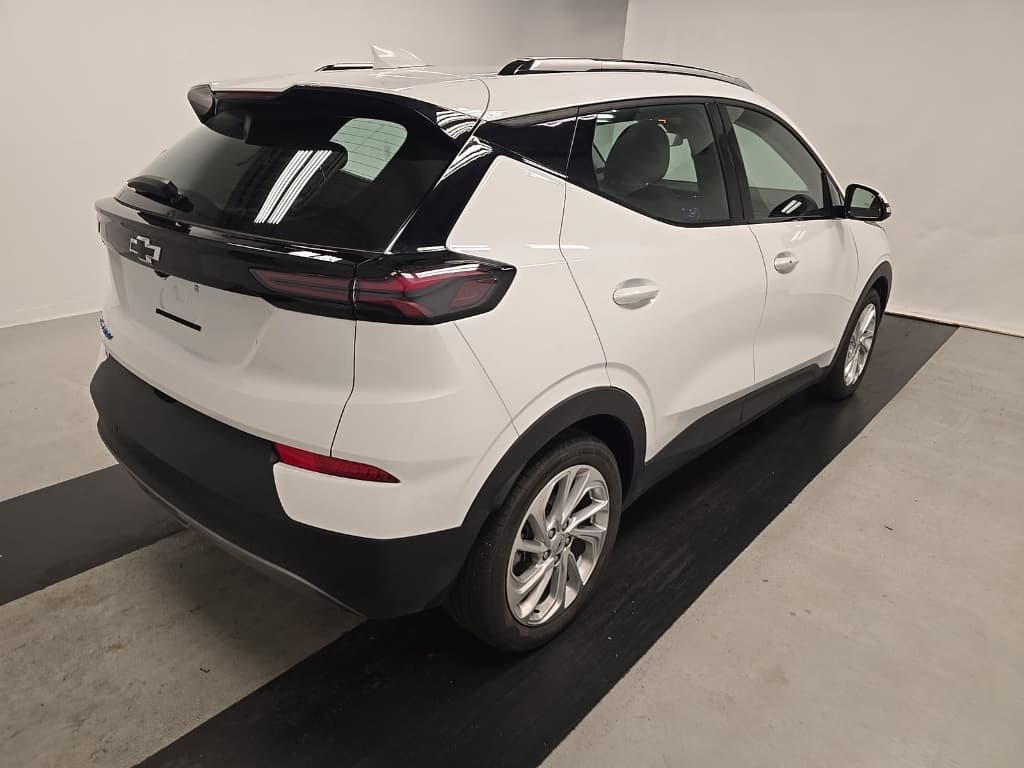 2023 Chevrolet Bolt EUV view 3