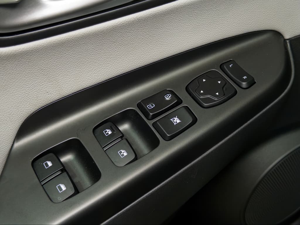 2023 Hyundai Kona EV view 7