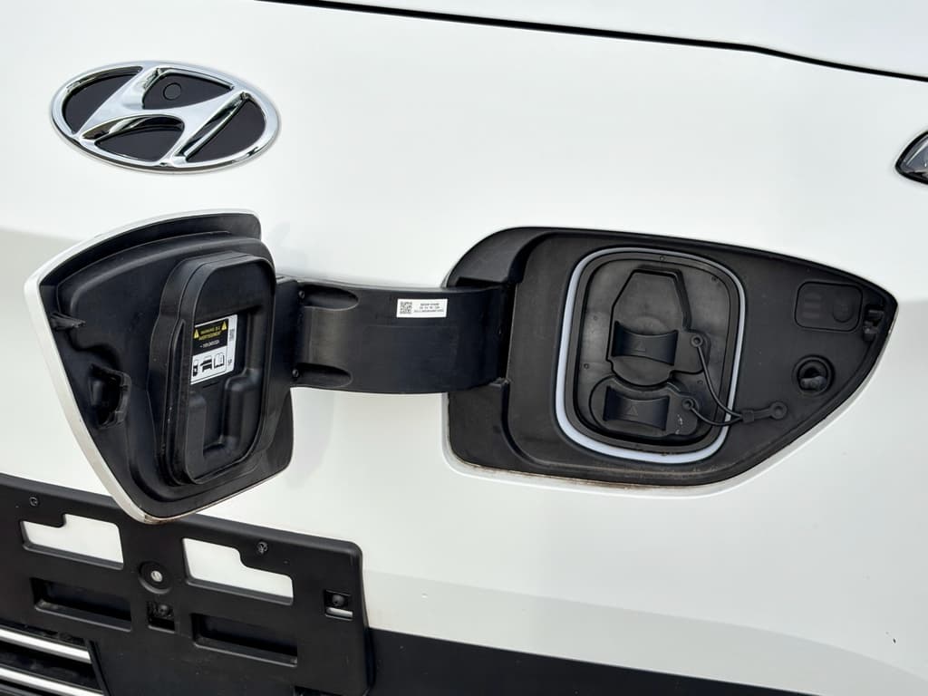 2023 Hyundai Kona EV view 5