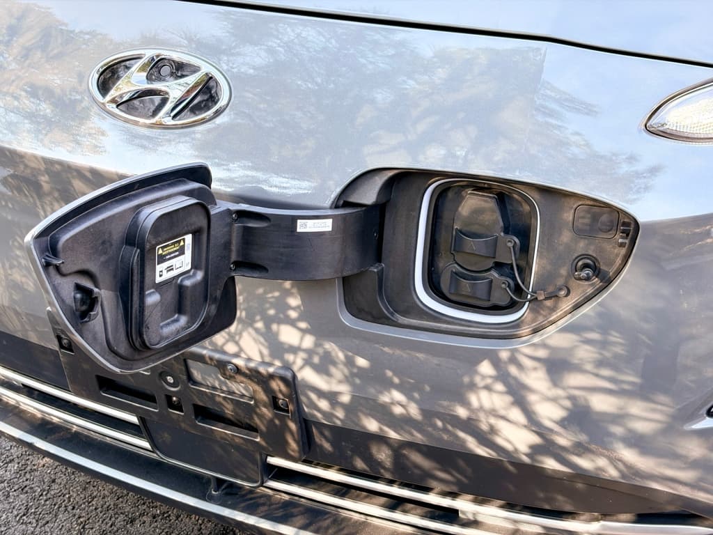 2023 Hyundai Kona EV view 5