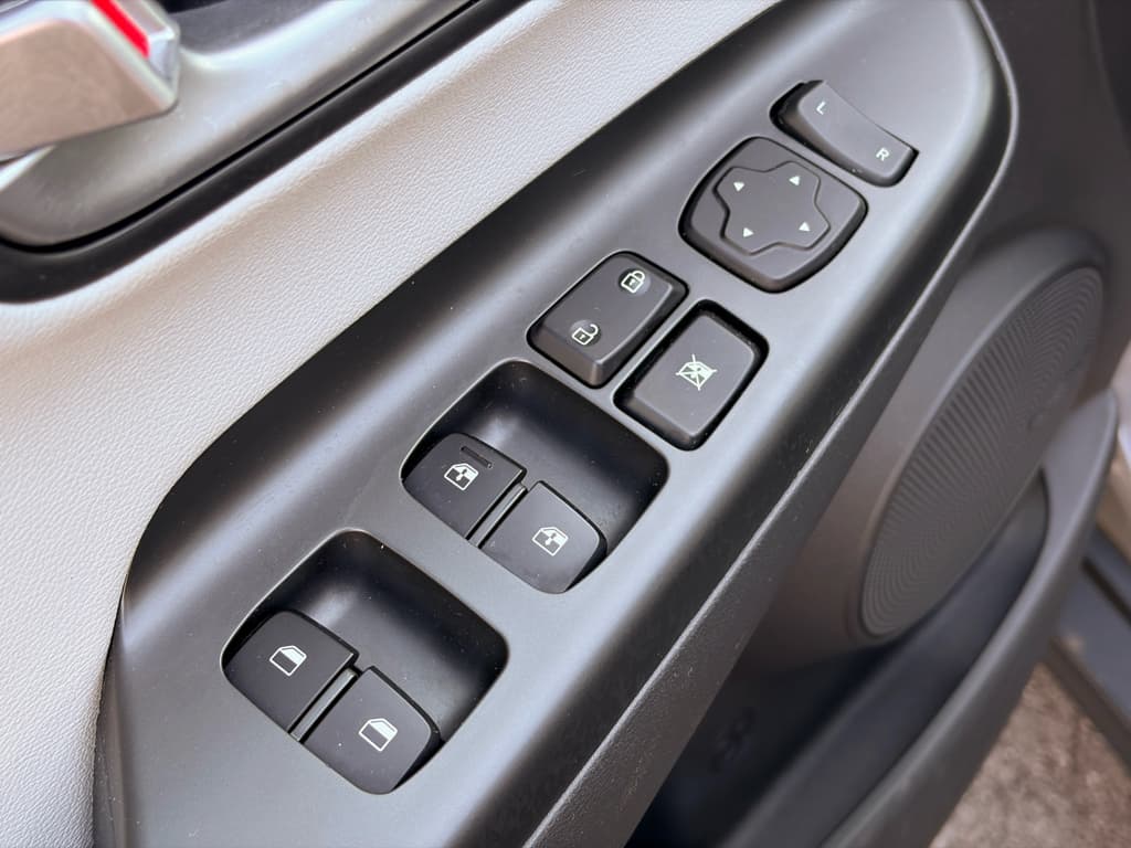 2023 Hyundai Kona EV view 7