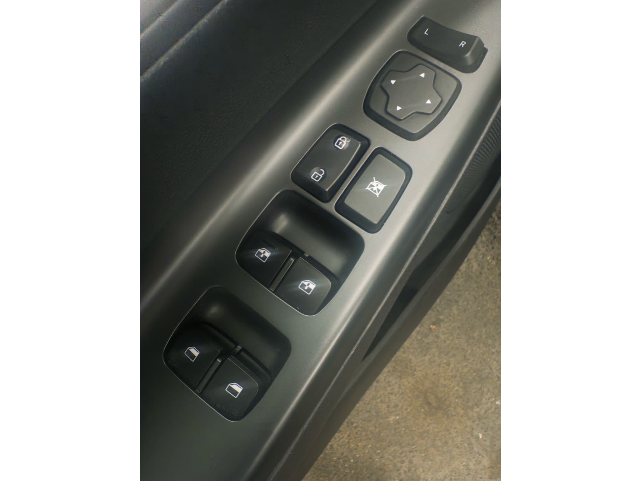 2023 Hyundai Kona EV view 8